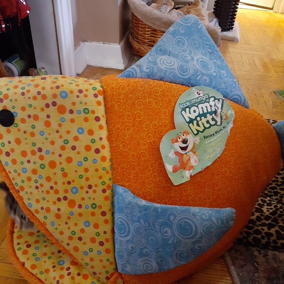 SALE!! Brand New Cat Bed - Picture 1 of 4